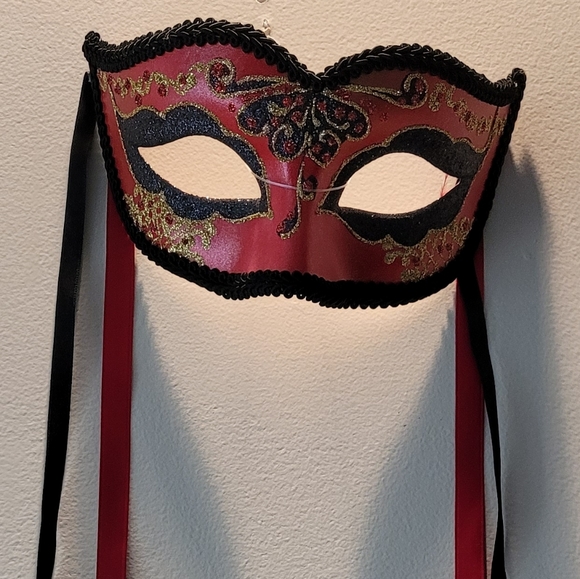 Black and Red Italian Mask - Picture 2 of 4